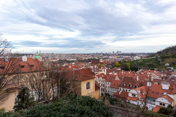 Kırmızı kiremitli çatıları olan çok geniş bir şehir..