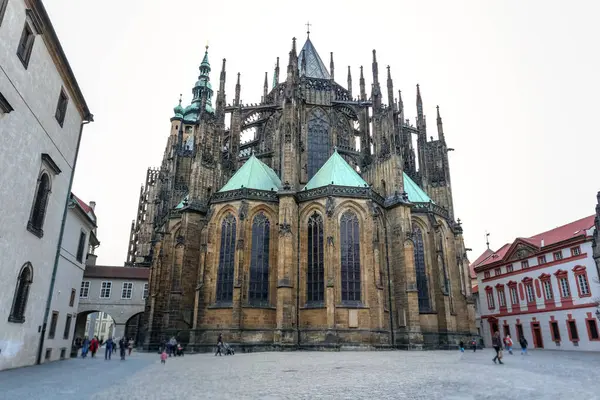 Uzun kuleleri, karmaşık mimari unsurları ve yan şapellerin üzerinde yeşil çatıları olan görkemli Gotik bir katedral..