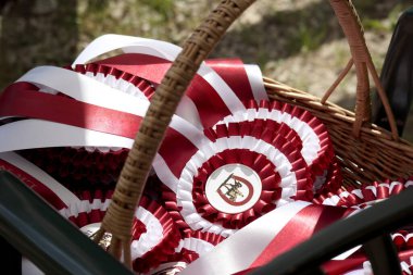 Bir sürü sıkıca bükülmüş iplikten oluşan parlak kırmızı bir kumaş şeridi..