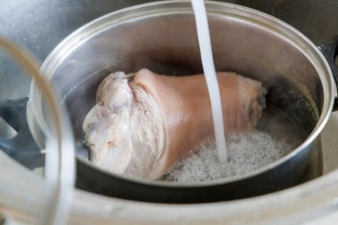 Bir parça et ya yıkanır ya da su dolu bir tencerede kaynatılır ve yukarıdan bir su fışkırır..