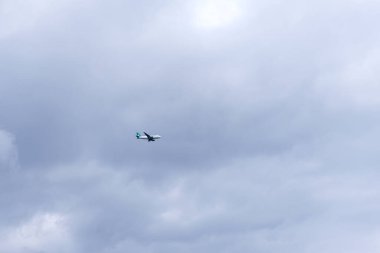 Riga Uluslararası Havalimanı 'ndan kalkan bir hava baltık uçağı, arka planda, Baltık havacılığının büyümesini sembolize eden hangarlar bulunduruyor..