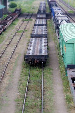 Tepetaklak bir perspektif çeşitli yük vagonları ile çoklu demiryolu rayları göstermektedir, düz vagonlar ve yeşil bir vagon dahil,.