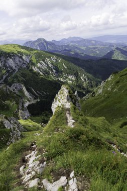 Batı Tatra 'nın nefes kesen panoramik bir görüntüsü, dramatik kayalık bir sırt ve bereketli yeşil yamaçları gösteriyor..
