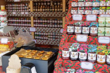  Canlı bir market tezgahı, çeşitli sarsıcı reçeller sunuyor, tatlım, ve krep gibi yeni hazırlanmış geleneksel yiyecekler..