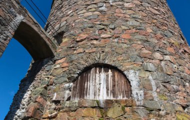 Bohus Kalesi, Goeta nehrinin iki dala ayrıldığı Hisingen 'in kuzeydoğusundaki eski Norveç sınırı boyunca uzanır..