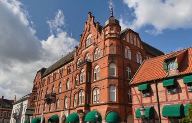 İsveç 'teki Ystad şehrini büyük bir tuğla ev dekore ediyor.