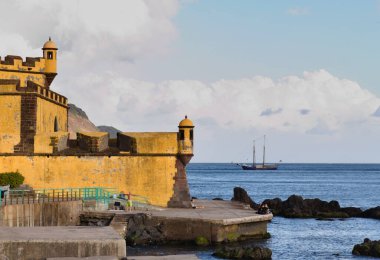 Başkent Funchal 'daki Madeiras Kalesi 1614 yılında inşa edildi ve bugün bir müze, sergiler ve bir restoran barındırıyor.