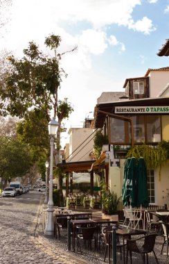Madeira 'nın başkenti Funchal' da çekilen sokak filmi ön planda geleneksel bir restoran var.