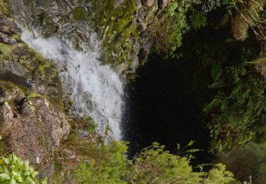 Levada das 25 Fontes 'e giden yolda Madeira' nın güzel manzarasında bir şelale görüldü.