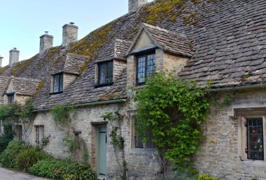 Cotswolds 'daki Bibury köyündeki Arlington Row, İngiltere' nin en ikonik ve fotoğraflanmış yerlerinden biri.