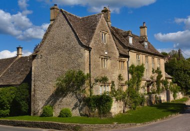 Cotswolds 'daki Bibury' de eski güzel bir İngiliz kulübesi.