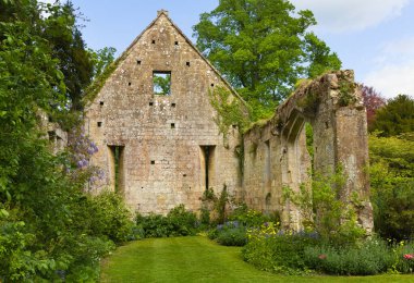 Tithe Barn 'ın kalıntıları İngiltere' nin Gloucestershire kentindeki Sudeley Kalesi 'nde yer almaktadır.