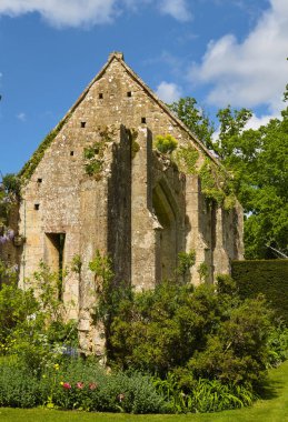 Tithe Barn 'ın kalıntıları İngiltere' nin Gloucestershire kentindeki Sudeley Kalesi 'nde yer almaktadır.