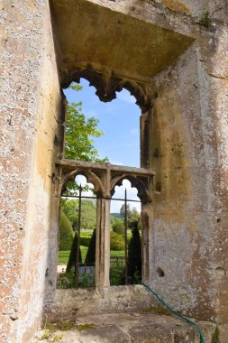 Banquetting Hall harabeleri İngiltere 'nin Gloucestershire kentindeki Sudeley Kalesi' nde yer almaktadır.