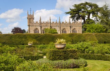 Gloucestershire, İngiltere 'deki Sudeley Kalesi' ni çevreleyen güzel bahçeler