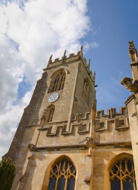 Winchcombe, Gloucestershire 'daki St Peter Kilisesi 15. yüzyıla dayanan çok güzel bir yer.