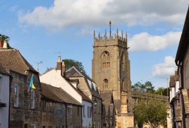 Winchcombe, Gloucestershire 'daki St Peter Kilisesi 15. yüzyıla dayanan çok güzel bir yer.