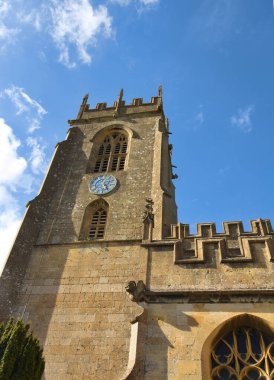 Winchcombe, Gloucestershire 'daki St Peter Kilisesi 15. yüzyıla dayanan çok güzel bir yer.