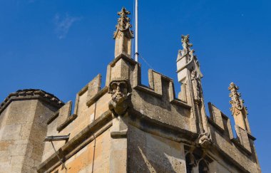 Winchcombe, Gloucestershire 'daki St Peter Kilisesi 15. yüzyıla dayanan çok güzel bir yer.