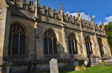 Winchcombe, Gloucestershire 'daki St Peter Kilisesi 15. yüzyıla dayanan çok güzel bir yer.