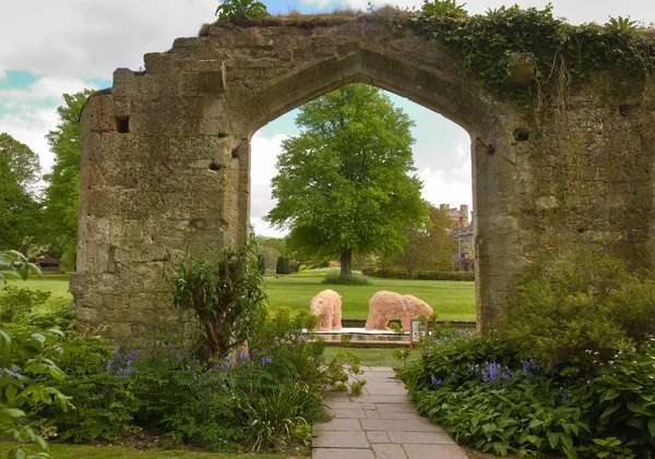 Tithe Barn 'ın kalıntıları İngiltere' nin Gloucestershire kentindeki Sudeley Kalesi 'nde yer almaktadır.