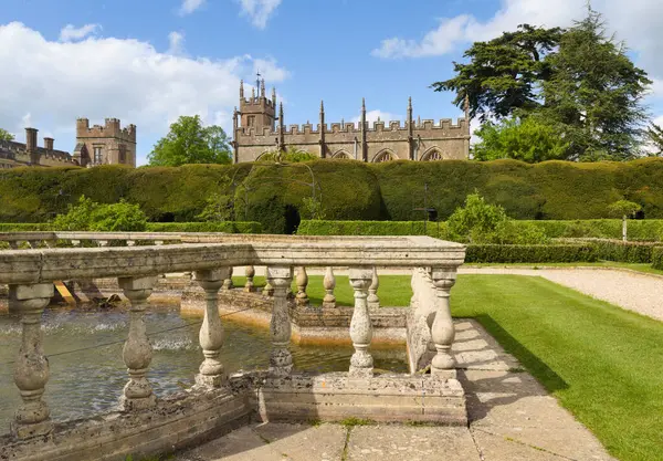 Gloucestershire, İngiltere 'deki Sudeley Kalesi' ni çevreleyen güzel bahçeler