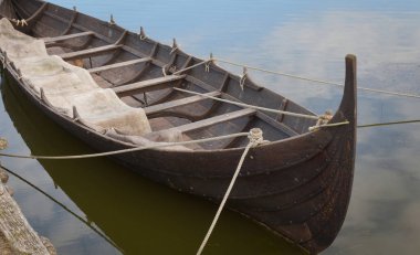 Kuzey Almanya 'nın tarihi Viking kasabası Haithabu' da yeniden inşa edilen viking teknesi.