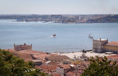 Lizbon 'daki Sao Jorge Kalesi' nden Tejo nehri üzerinde Praca do Comercio manzarası