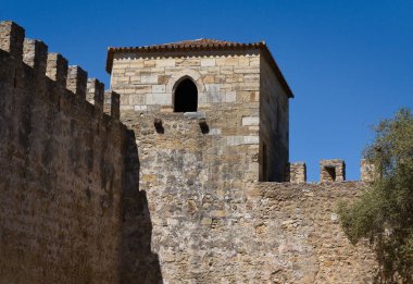 Eski sakinlerini düşmanlardan korumak için ortaçağ Sao Jorge Kalesi 'ni saran kalın bir duvar vardır.
