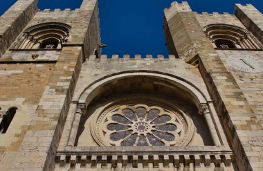 Portekiz 'in başkenti Lizbon' daki tarihi Saint Mary Katedrali 'nin çiçek şeklinde vitray pencereleri.