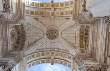 Portekiz 'in başkenti Lizbon' daki ünlü Arco da Rua Augusta şehir kapısının zengin dekore edilmiş iç mimarisi.