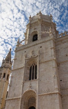 Lizbon 'un Belem semtindeki Jeronimos Manastırı, Portekiz' in sonlarındaki Gotik Manueline mimarisi tarzında yapılmış 1500 'lerin başından kalma şaşırtıcı derecede güzel ve süslü bir binadır..