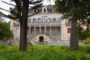 Portekiz 'in başkenti Lizbon' da bir zamanlar güzel ve göz alıcı bir malikanenin yıkılması.