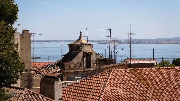 Lizbon 'daki çatıların üzerindeki Sao Jorge Kalesi' nden bir manzara.