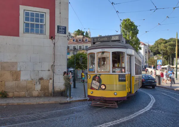 Lizbon 'un Largo des Santa Luzia caddesinde bir teleferik köşeyi dönüyor.