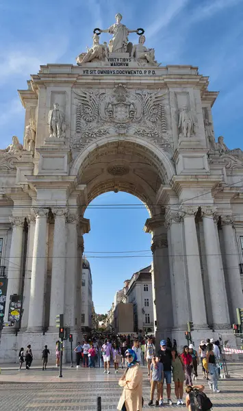 Ünlü Arco da Rua Augusta şehri kapısı Portekiz 'in başkenti Lizbon' daki Praca Do Comercio 'ya açılıyor.