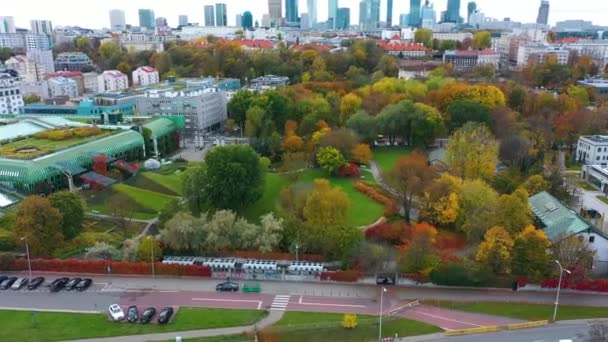 Αεροφωτογραφία Του Κήπου Της Πανεπιστημιακής Βιβλιοθήκης Στη Βαρσοβία Πολωνία Υψηλής — Αρχείο Βίντεο