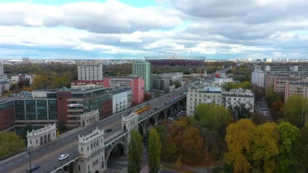 ポーランドのワルシャワにある国立競技場とPoniatowski橋の空中ビュー 高品質4K映像 — ストック動画