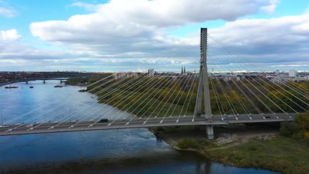 ポーランドのワルシャワにあるヴィスワ川に架かるスウィートクルジスキー橋の空中ビュー 高品質4K映像 — ストック動画