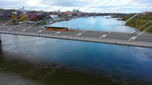 ポーランドのワルシャワにあるヴィスワ川に架かるスウィートクルジスキー橋の空中ビュー 高品質4K映像 — ストック動画