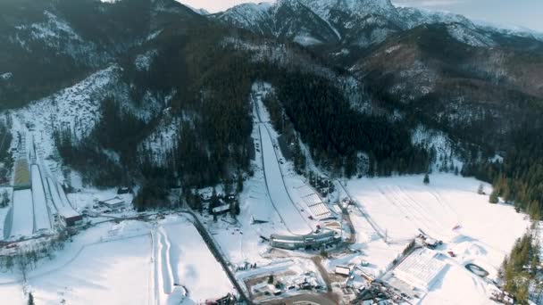 波兰扎科帕内的大克罗丘冬季空中景观 Wielka Krokiew Ski Jumping Hill 高质量的4K镜头 — 图库视频影像