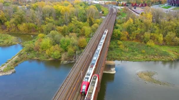 ワルシャワのヴィスワ川の橋の上の列車の空中ビュー 高品質4K映像 — ストック動画
