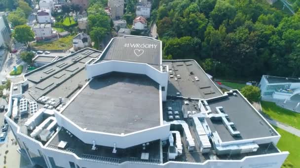 グディニアの音楽劇場の空中ビュー ポーランドの町の夏の美しい映像 高品質4K映像 — ストック動画