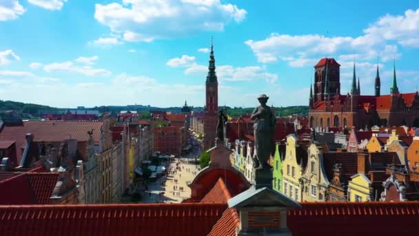 Aerial View Statues Old Town Gdansk High Quality Footage — Vídeos de Stock