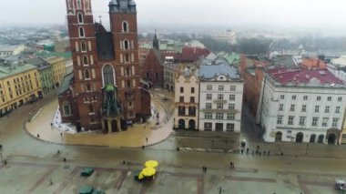 Krakow Meydanı ve Bazylika Mariacka 'nın Havadan Görüntüsü, Güzel Polonya Görüntüsü. Yüksek kalite 4k görüntü