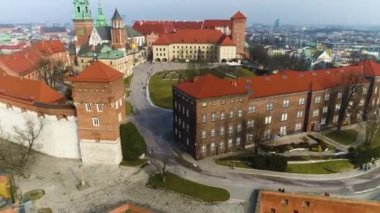 Krakow 'daki Wawel Şatosu' nun havadan görünüşü, güzel bir Polonya görüntüsü. Yüksek kalite 4k görüntü