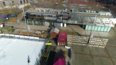 Katowice 'deki Pazar Meydanı' ndaki buz pateni pistinde. Şehir merkezinin hava görüntüsü. Yüksek kalite 4k görüntü