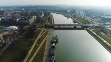 Cracow 'daki Grunwaldzki köprüsünün havadan görüntüsü. Güzel Polonyalı çekimleri. Yüksek kalite 4k görüntü