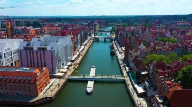 Gdansk 'taki Dlugie Pobrzeze ve Stara Motlawa' nın hava görüntüsü. Yüksek kalite 4k görüntü