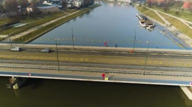 Cracow 'daki Grunwaldzki köprüsünün havadan görüntüsü. Güzel Polonyalı çekimleri. Yüksek kalite 4k görüntü